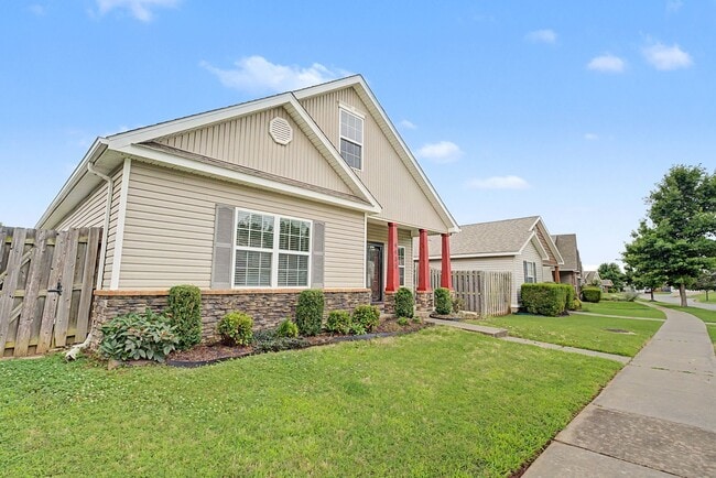 Photo - Beautiful 3 Bedroom Home with Hardwood, Tile & Spacious Kitchen