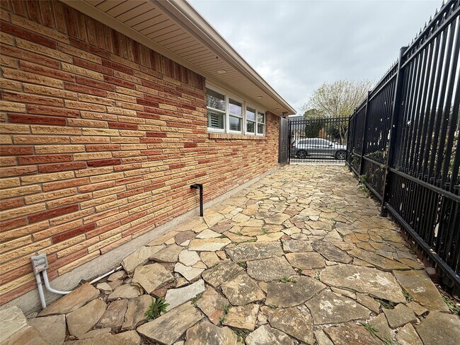 Photo - 822 Hidden Valley Dr