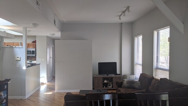 Building Photo - 2825 N Sheffield Ave Unit 2824-2