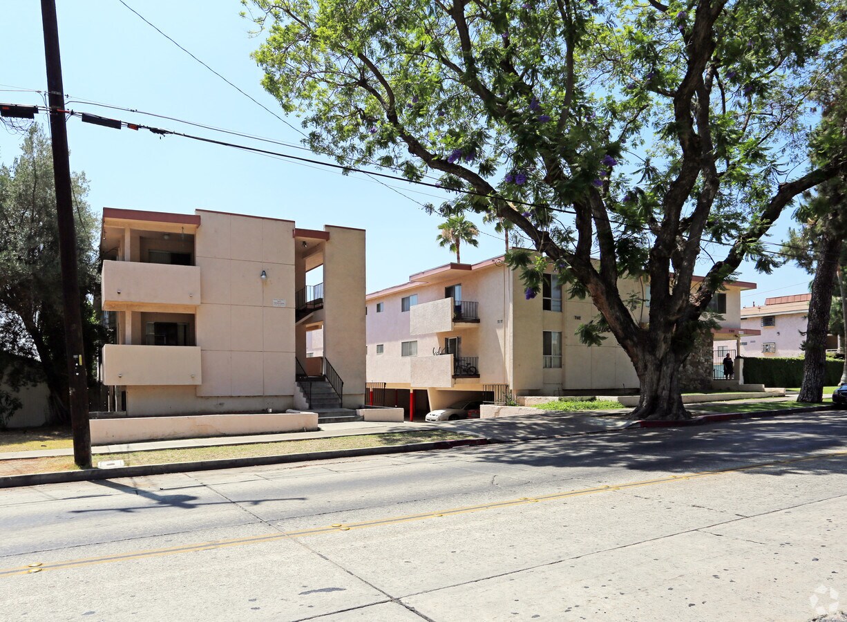 The Aristocrat - The Aristocrat Apartments