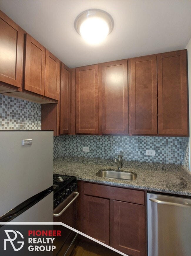 560 W Arlington