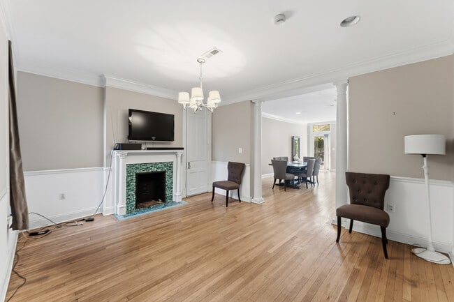 Sitting room 1 - 11 R Street NW