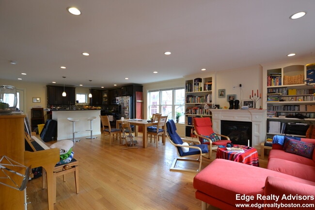 Building Photo - 5 Sparhawk St Unit 1