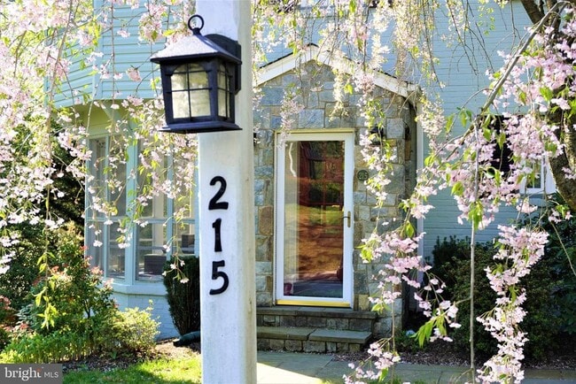 Photo - 215 Crestmoor Cir