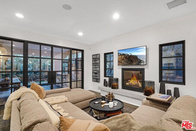 Photo - 3159 Thatcher Ave