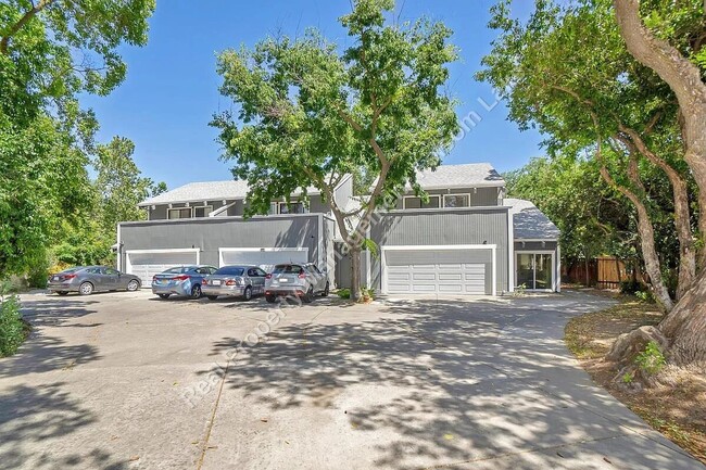 Building Photo - Spacious 3 bedroom 2.5 bath in South Davis Rental