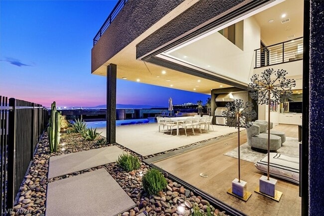 807 Magnum Cliff Ct