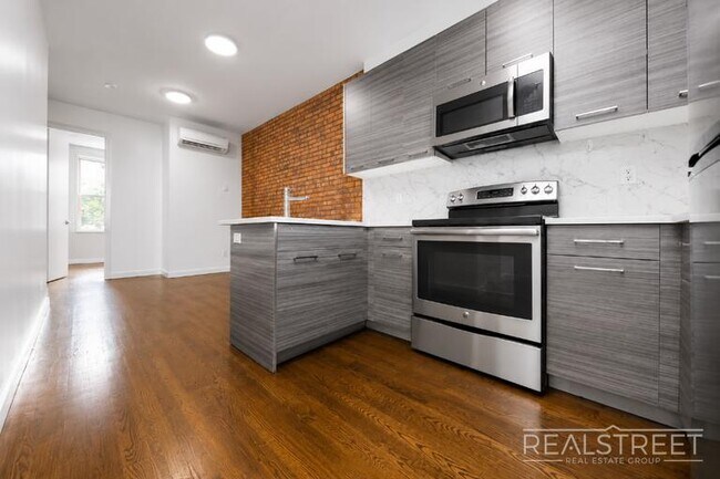 Modern 4 Bed 2 Bath Duplex with Yard in Stuyvesant Heights