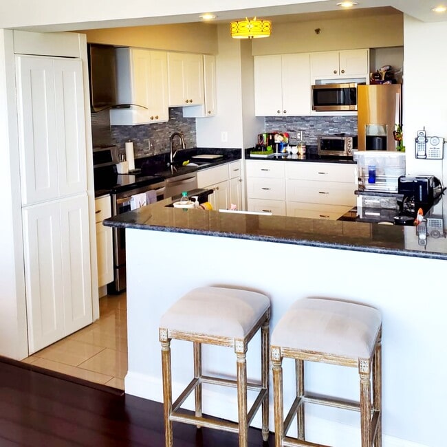 Kitchen - 3713 S George Mason Dr Unidad 1402W