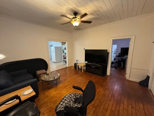 Photo - Cute Downtown 2 Bedroom Cottage!
