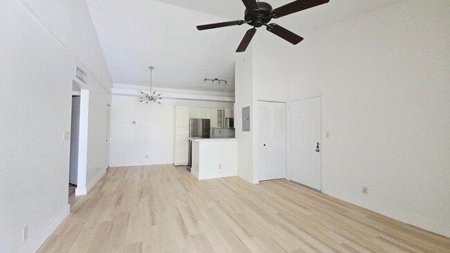 Photo - 611 Lyons Rd Unidad 8204