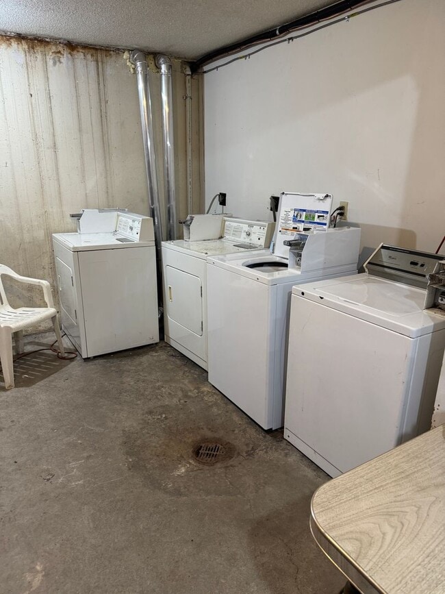 Photo - 2BR/1BA East Campus - Short Distance to Campus!! Coin-operated washer/dryer on-site. Unidad 10