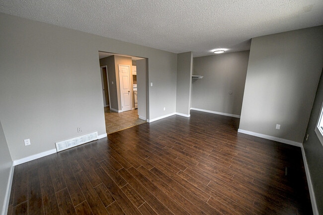 Photo - 9310 A-93100 100 Ave.