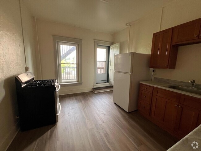 Building Photo - 21 W Main St Unit B Rental