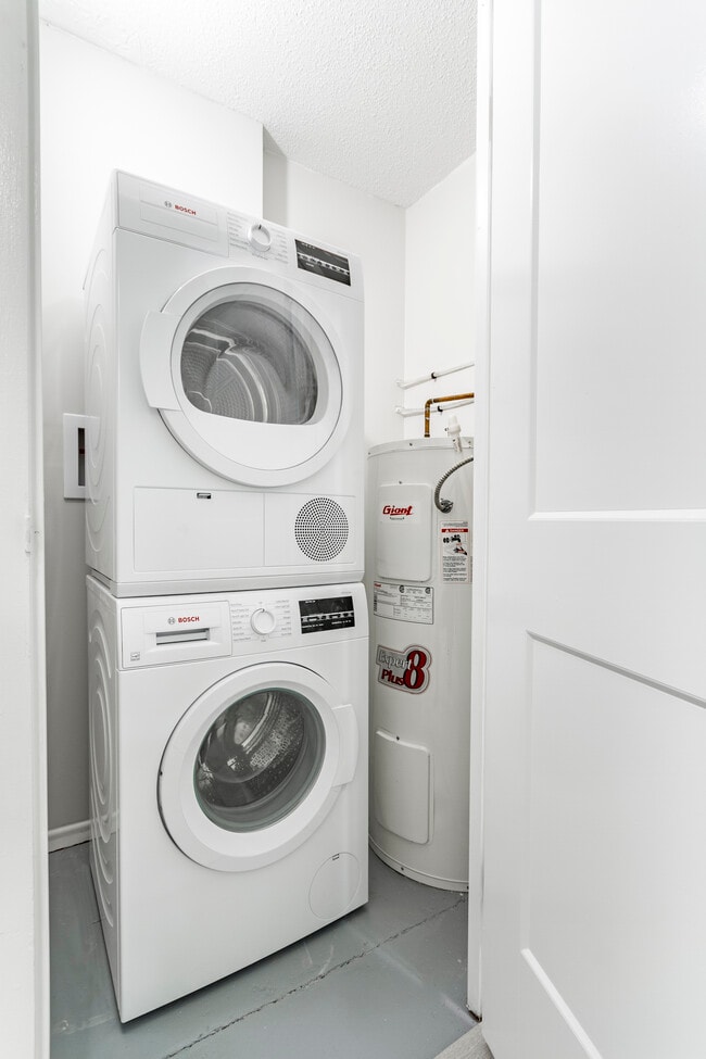 Photo - 233 Mohawk Road East