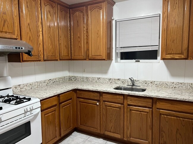 Building Photo - 1761 63rd St Unit 1st Fl