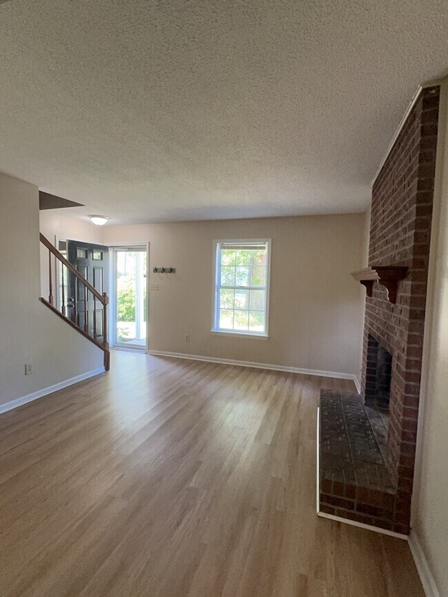 Stunning 3 Bed, 2.5 Bath Home with 1536 Sq Ft in Jacksonville, NC!