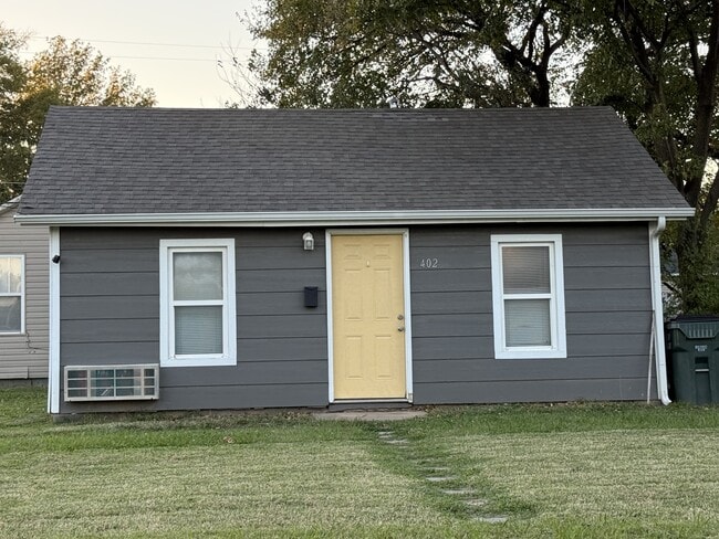 Building Photo - 402 N Cedar St