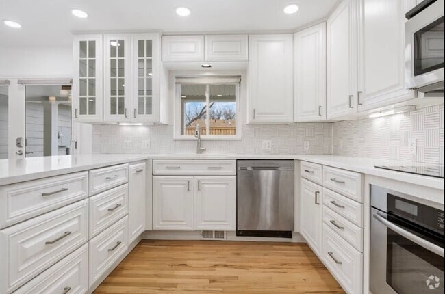 Building Photo - Spacious home for rent -  2.2 miles from t...