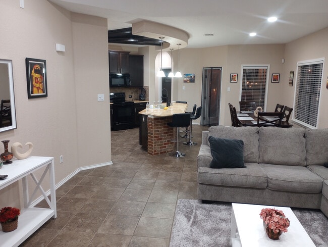 Photo - Room in House on Arabian King