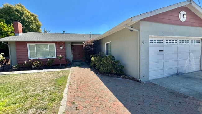 Photo - Gorgeous house - Huge Backyard with Bonus ...