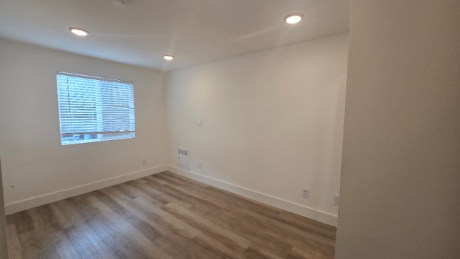 Photo - 1651-1651 La Salle Ave Unit 1651 B