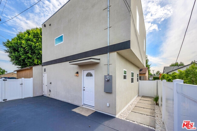 Building Photo - 6625 Duchess Dr Rental
