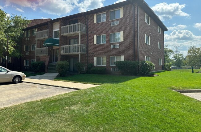 Building Photo - 900 N Lakeside Dr Unit 1A
