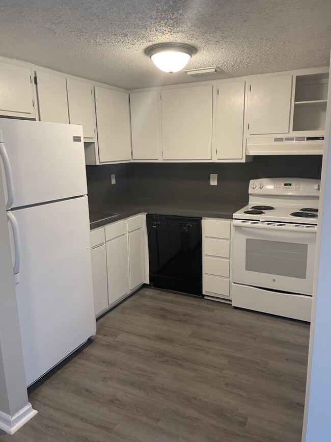 Hickory East 2 Bed Kitchen - Apartments on 20th