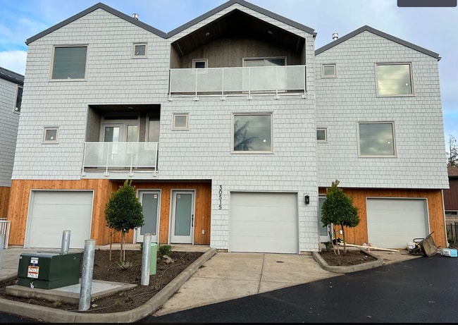 Building Photo - 30515 SW Magnolia Ave Unit 500