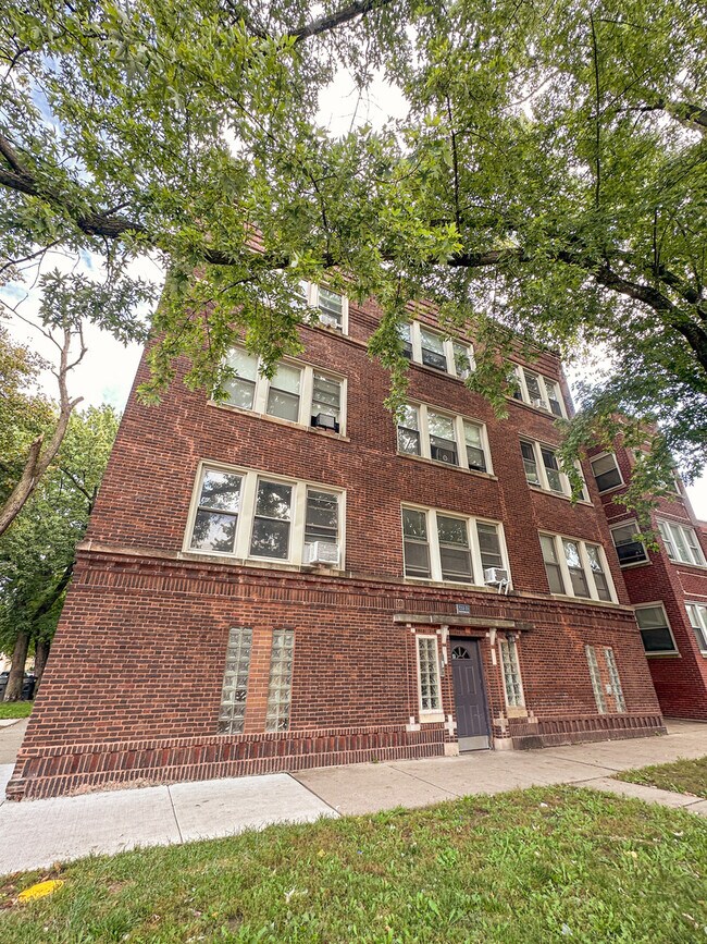 Building Photo - 7233 N Damen Ave Unit 2