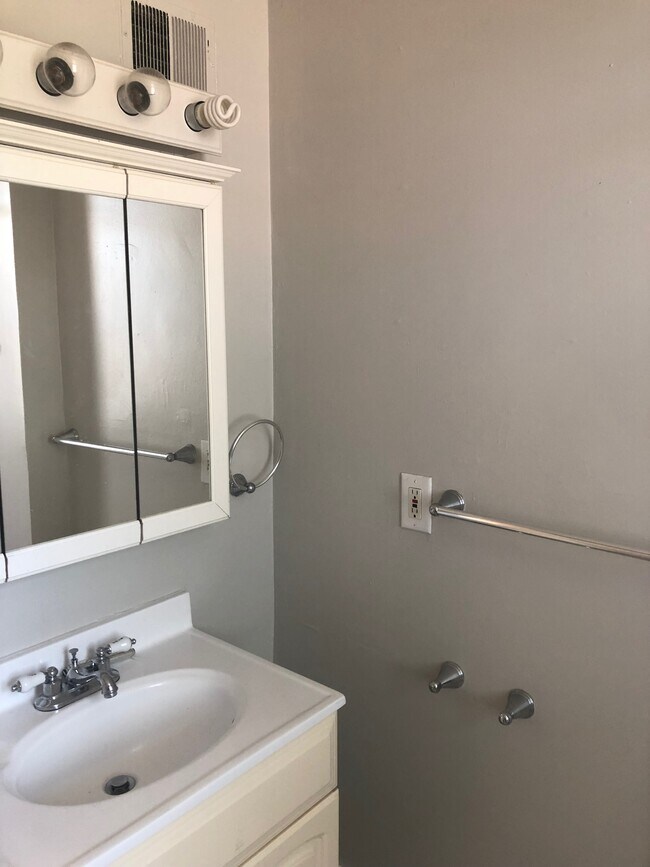 Photo - 294 S Elmwood Ave Unidad 4