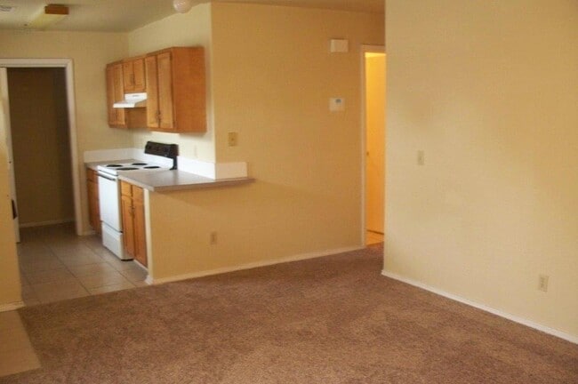 Photo - 827 Russell Cir