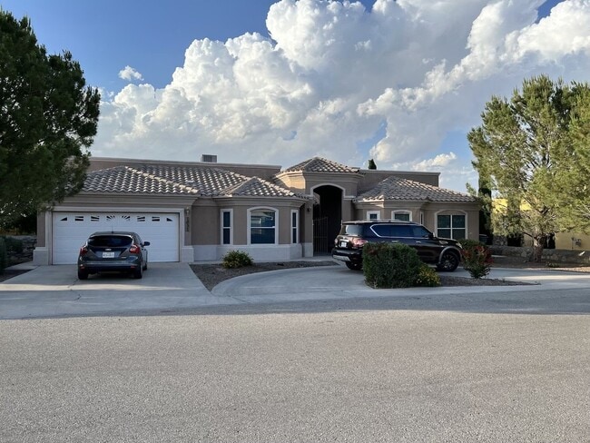 Building Photo - 1031 Los Moros Dr