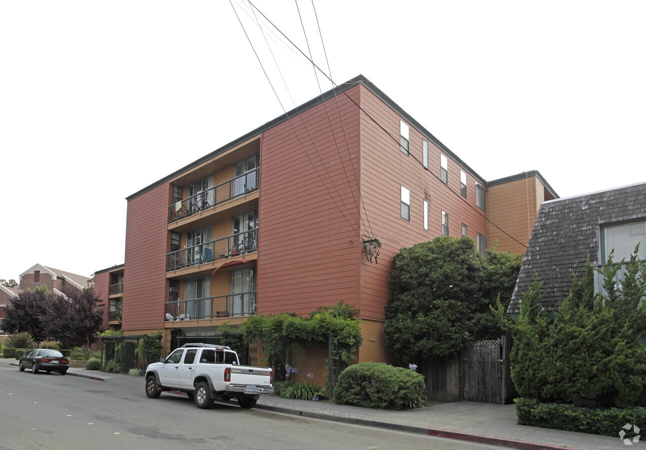 Photo - Elliott Avenue Apartments.