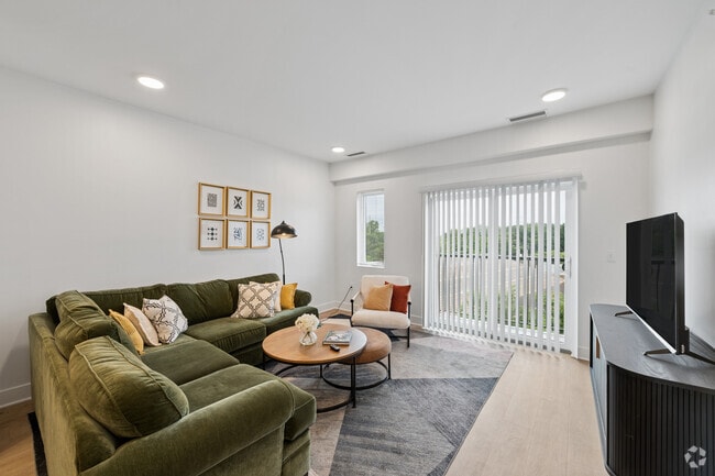 1BR, 1BA - 740SF - Living Room