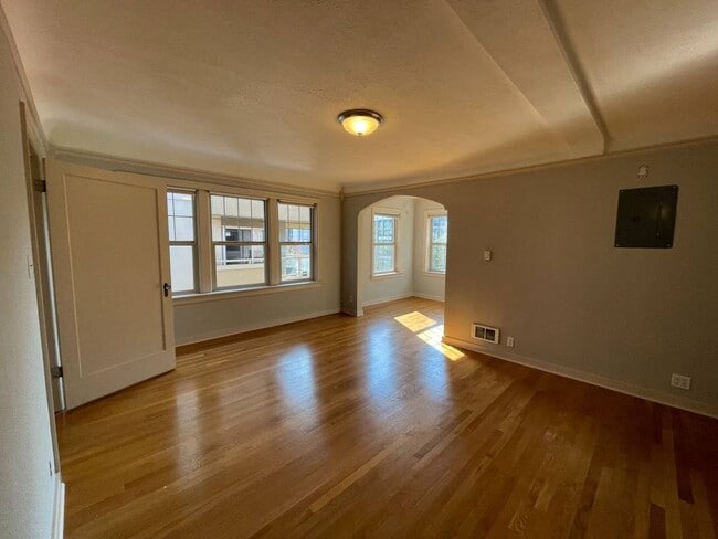 Building Photo - Prime Queen Anne Location | Spacious 1x1 w... Unit 111 Rental