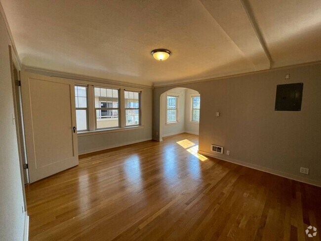 Building Photo - Queens Court Condo #310 - Top Floor Corner... Unit 310