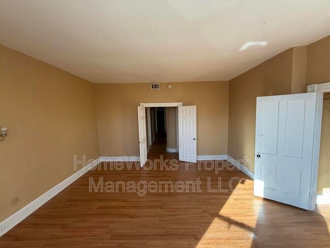 Photo - 514 E 41st St