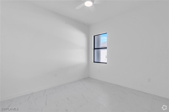 Building Photo - 710 Eisenhower Blvd Rental