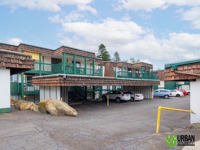 Building Photo - Charming 2-Bedroom Downstairs Condo with Community Pool