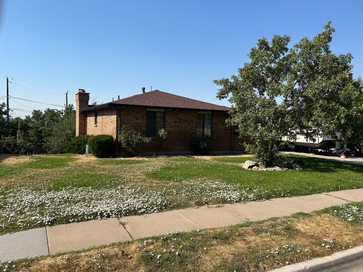 Photo - 757 E 3800 N House