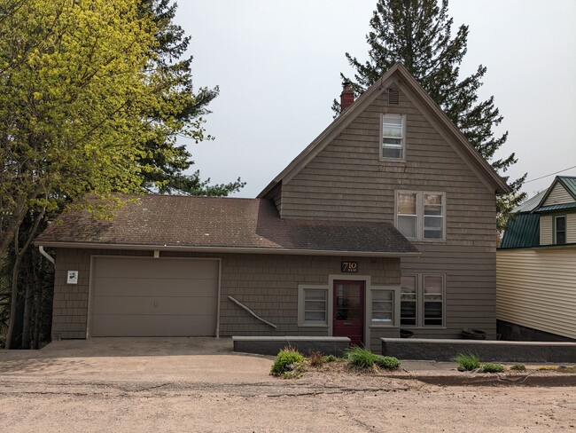 Photo - 710 Elm St House