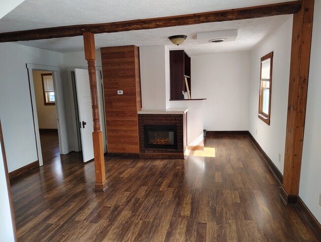 Photo - 337 1/2 W South St Unit Upstairs