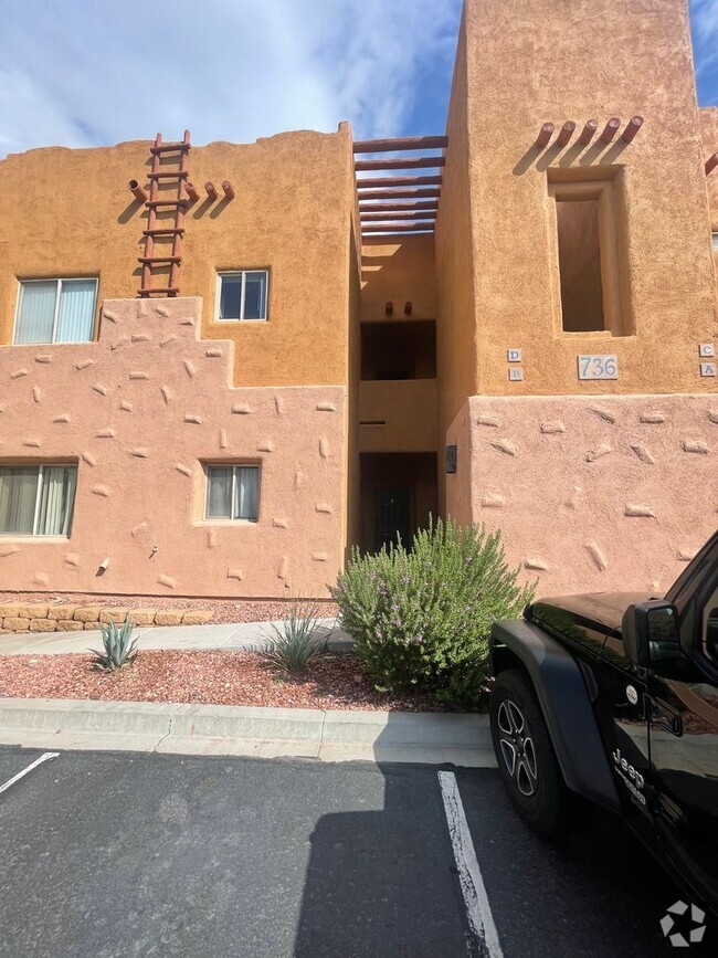 Building Photo - Enchantment Upper-Level Condo 2-bedroom 2-...