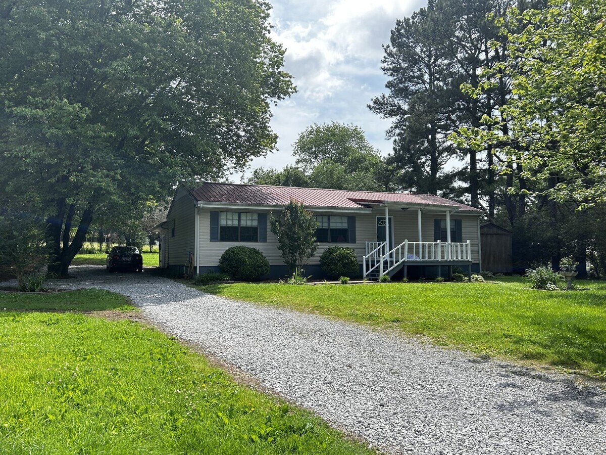 Spacious 4 Bedroom 2 Bath House - Spacious 4 Bedroom 2 Bath House