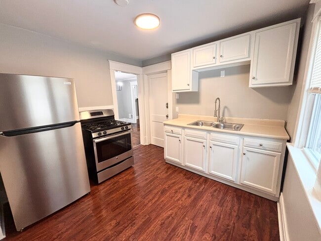 Building Photo - 70 Houston St Unit Lower