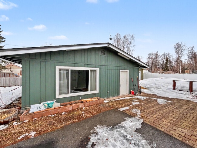 Building Photo - 9330 Emerald Dr