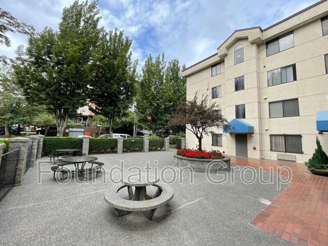 Building Photo - 400 10th Ave Rental