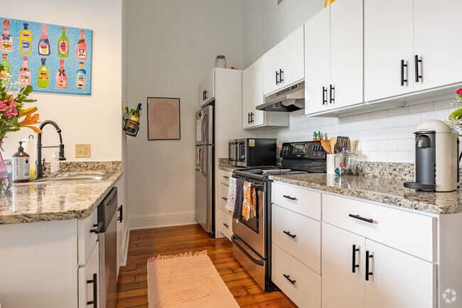 1BR, 1BA - 879SF